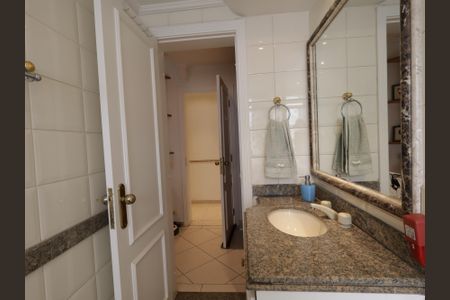 Apartamento à venda com 230m², 4 quartos e 4 vagasBanheiro da Suíte 3