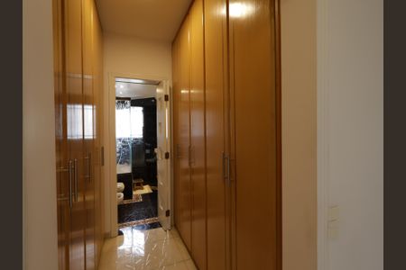 Apartamento à venda com 230m², 4 quartos e 4 vagasCloset da suíte