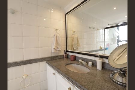 Apartamento à venda com 230m², 4 quartos e 4 vagasBanheiro da Suíte 1
