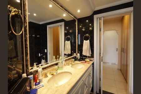 Apartamento à venda com 230m², 4 quartos e 4 vagasBanheiro da Suíte