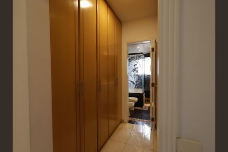 Apartamento à venda com 230m², 4 quartos e 4 vagasCloset da suíte
