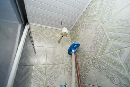 Casa à venda com 180m², 3 quartos e 3 vagas Casa à venda com 180m², 3 quartos e 3 vagasCasa dos fundos Banheiro do fundos