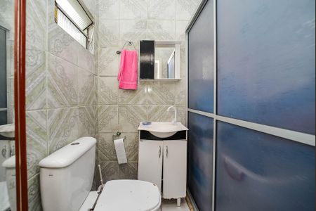 Casa à venda com 180m², 3 quartos e 3 vagas Casa à venda com 180m², 3 quartos e 3 vagasCasa dos fundos Banheiro do fundos