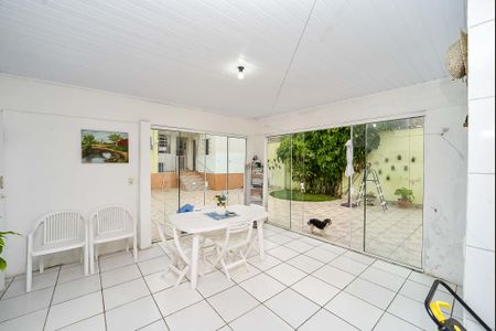 Casa à venda com 180m², 3 quartos e 3 vagas Casa à venda com 180m², 3 quartos e 3 vagasCasa dos fundos Sala do fundos