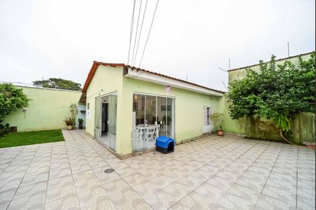 Casa à venda com 180m², 3 quartos e 3 vagas Casa à venda com 180m², 3 quartos e 3 vagasPátio