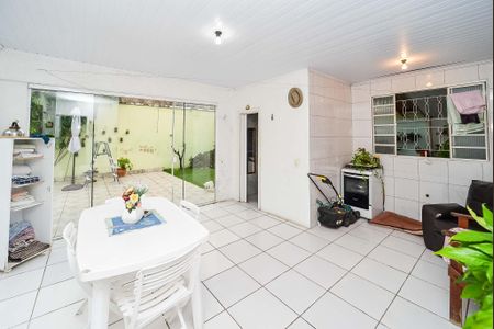 Casa à venda com 180m², 3 quartos e 3 vagas Casa à venda com 180m², 3 quartos e 3 vagasCasa dos fundos Sala do fundos