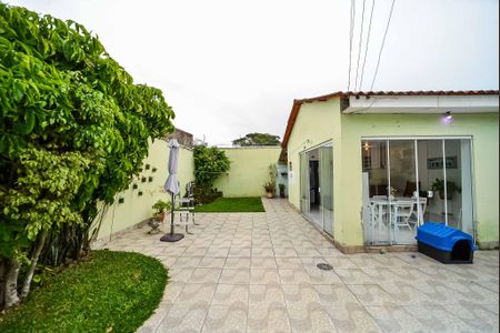 Casa à venda com 180m², 3 quartos e 3 vagas Casa à venda com 180m², 3 quartos e 3 vagasPátio