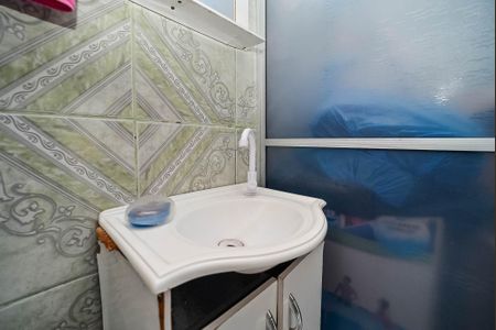 Casa à venda com 180m², 3 quartos e 3 vagas Casa à venda com 180m², 3 quartos e 3 vagasCasa dos fundos Banheiro do fundos