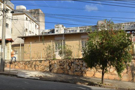 Casa à venda com 255m², 4 quartos e 4 vagasFachada