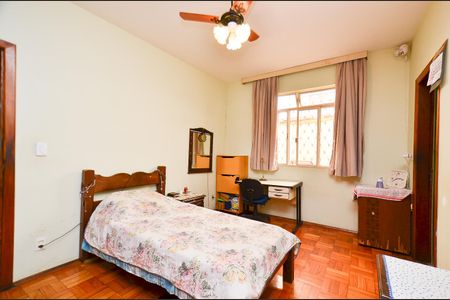 Casa à venda com 255m², 4 quartos e 4 vagasSuíte