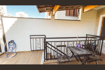 Casa à venda com 160m², 3 quartos e 3 vagas Casa à venda com 160m², 3 quartos e 3 vagasVaranda