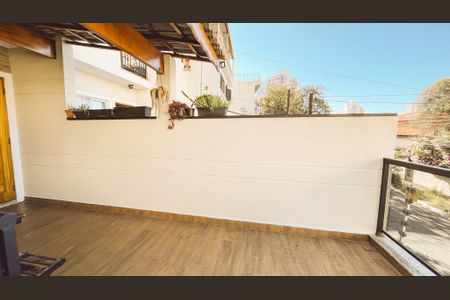 Casa à venda com 160m², 3 quartos e 3 vagas Casa à venda com 160m², 3 quartos e 3 vagasVaranda