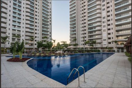 Apartamento à venda com 154m², 3 quartos e 2 vagas Apartamento à venda com 154m², 3 quartos e 2 vagasÁrea comum - Piscina
