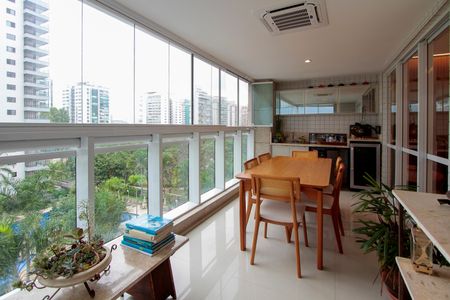 Apartamento à venda com 154m², 3 quartos e 2 vagas Apartamento à venda com 154m², 3 quartos e 2 vagasVaranda