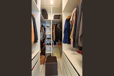 Apartamento à venda com 154m², 3 quartos e 2 vagas Apartamento à venda com 154m², 3 quartos e 2 vagasCloset Suíte 1