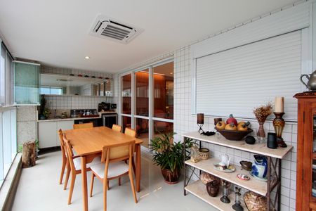 Apartamento à venda com 154m², 3 quartos e 2 vagas Apartamento à venda com 154m², 3 quartos e 2 vagasVaranda