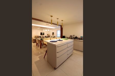 Apartamento à venda com 154m², 3 quartos e 2 vagas Apartamento à venda com 154m², 3 quartos e 2 vagasCozinha