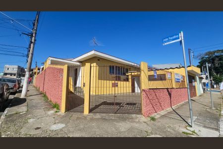 Casa para alugar com 340m², 4 quartos e 6 vagas Casa para alugar com 340m², 4 quartos e 6 vagasFachada