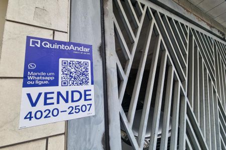 Casa à venda com 250m², 6 quartos e 2 vagas Casa à venda com 250m², 6 quartos e 2 vagasFachada e placa