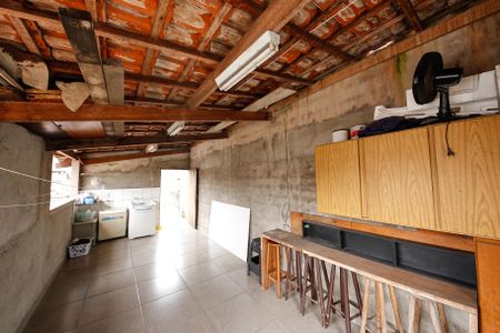 Casa à venda com 250m², 6 quartos e 2 vagas Casa à venda com 250m², 6 quartos e 2 vagasÁrea de Serviço - CASA CIMA