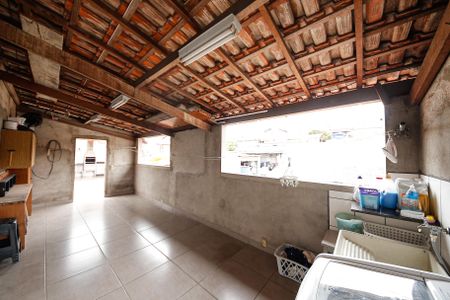 Casa à venda com 250m², 6 quartos e 2 vagas Casa à venda com 250m², 6 quartos e 2 vagasÁrea de Serviço - CASA CIMA