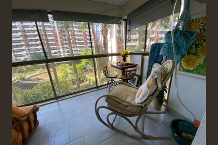 Apartamento à venda com 80m², 2 quartos e 2 vagasVaranda Sala