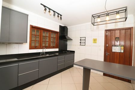 Casa para alugar com 180m², 2 quartos e 2 vagas Casa para alugar com 180m², 2 quartos e 2 vagasCozinha - Armários