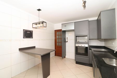 Casa para alugar com 180m², 2 quartos e 2 vagas Casa para alugar com 180m², 2 quartos e 2 vagasCozinha - Armários