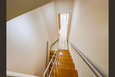 Apartamento à venda com 80m², 2 quartos e 1 vaga Apartamento à venda com 80m², 2 quartos e 1 vagaEscada