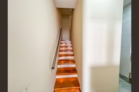 Apartamento à venda com 80m², 2 quartos e 1 vaga Apartamento à venda com 80m², 2 quartos e 1 vagaEscada