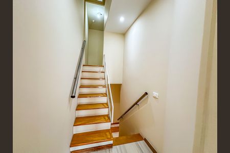 Apartamento à venda com 80m², 2 quartos e 1 vaga Apartamento à venda com 80m², 2 quartos e 1 vagaEscada