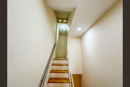 Apartamento à venda com 80m², 2 quartos e 1 vaga Apartamento à venda com 80m², 2 quartos e 1 vagaEscada