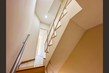 Apartamento à venda com 80m², 2 quartos e 1 vaga Apartamento à venda com 80m², 2 quartos e 1 vagaEscada