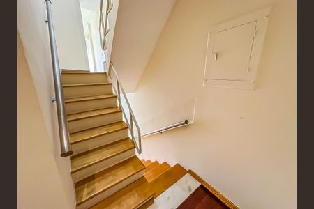 Apartamento à venda com 80m², 2 quartos e 1 vaga Apartamento à venda com 80m², 2 quartos e 1 vagaEscada