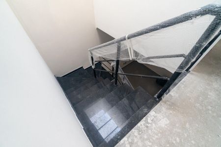 Casa à venda com 98m², 3 quartos e 2 vagas Casa à venda com 98m², 3 quartos e 2 vagasEscada