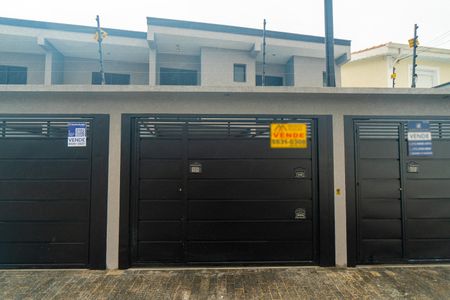 Casa à venda com 98m², 3 quartos e 2 vagas Casa à venda com 98m², 3 quartos e 2 vagasFachada