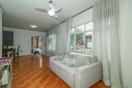 Casa à venda com 217m², 4 quartos e 3 vagasSala