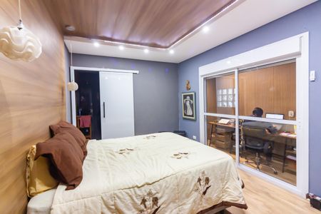 Casa à venda com 220m², 4 quartos e 2 vagasSuíte