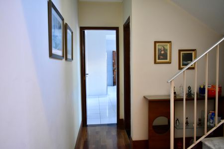 Casa à venda com 170m², 4 quartos e 2 vagas Casa à venda com 170m², 4 quartos e 2 vagasHall escada