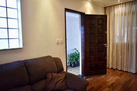 Casa à venda com 170m², 4 quartos e 2 vagas Casa à venda com 170m², 4 quartos e 2 vagasSala