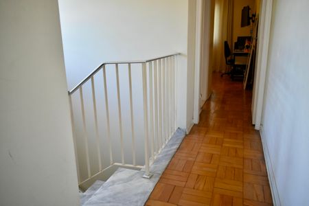 Casa à venda com 170m², 4 quartos e 2 vagas Casa à venda com 170m², 4 quartos e 2 vagasCorredor