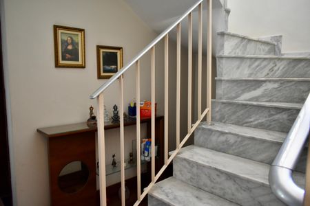 Casa à venda com 170m², 4 quartos e 2 vagas Casa à venda com 170m², 4 quartos e 2 vagasHall escada