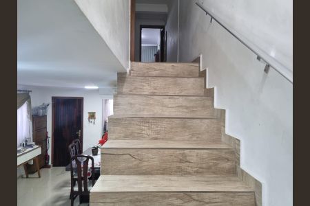 Casa à venda com 162m², 3 quartos e 4 vagas Casa à venda com 162m², 3 quartos e 4 vagasEscada