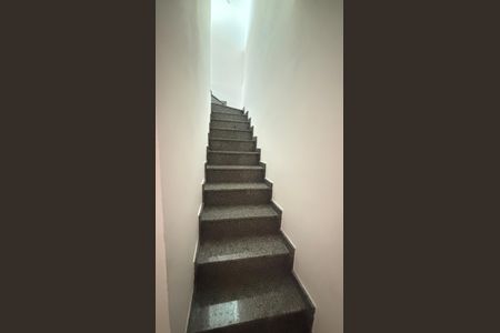 Apartamento à venda com 85m², 2 quartos e 1 vaga Apartamento à venda com 85m², 2 quartos e 1 vagaEscada