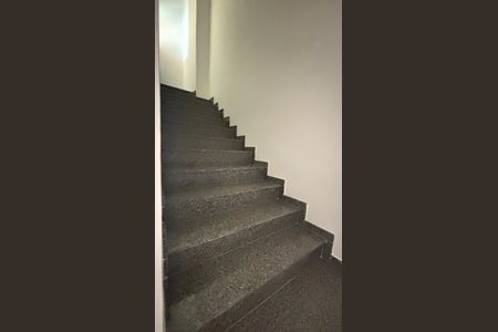 Apartamento à venda com 85m², 2 quartos e 1 vaga Apartamento à venda com 85m², 2 quartos e 1 vagaEscada