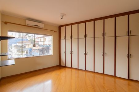 Casa à venda com 220m², 3 quartos e 2 vagasSuíte