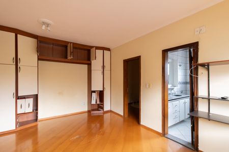 Casa à venda com 220m², 3 quartos e 2 vagasSuíte