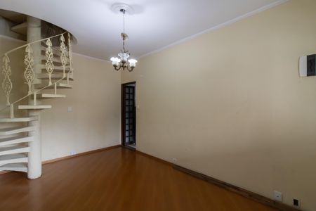 Casa à venda com 220m², 3 quartos e 2 vagasSala