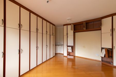 Casa à venda com 220m², 3 quartos e 2 vagasSuíte