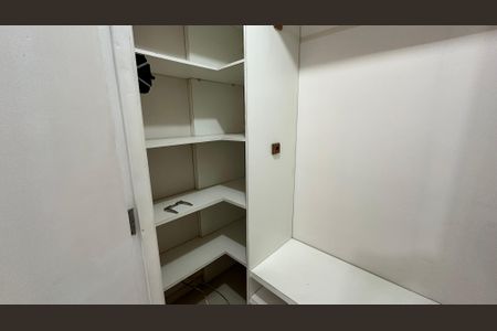 Apartamento à venda com 210m², 4 quartos e 2 vagas Apartamento à venda com 210m², 4 quartos e 2 vagasCloset